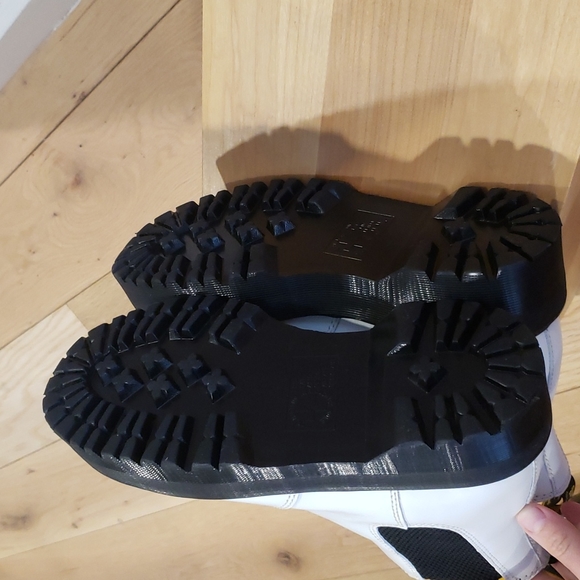 Like new 2976 quad white leather chelsea Dr Martens platform boots 7 U.S. - Picture 7 of 11